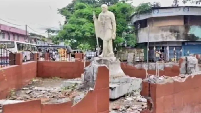 Mahatma Gandhi statue